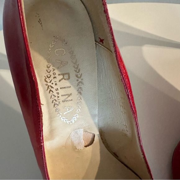 Vintage Red Pumps With Bows, Made In Spain, Embossed Leather, Gold Elements - Picture 12 of 16